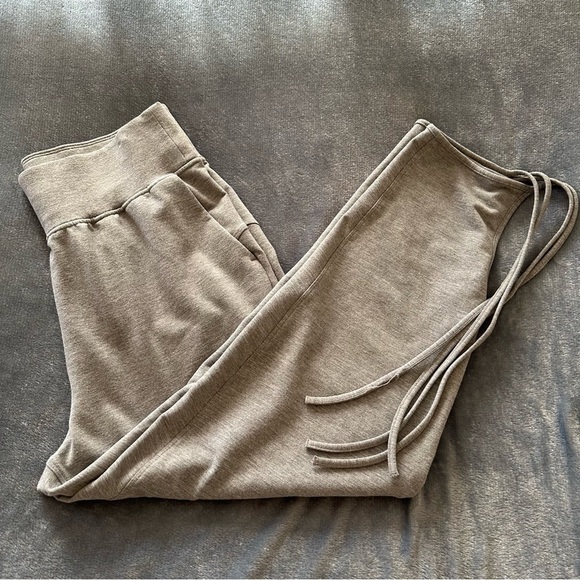 Lululemon Cotton Heather Grey Slim Fit Crop Pants - Picture 9 of 11